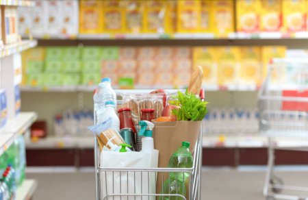Foto de Carrito de compras completo en el supermercado, compras de comestibles y concepto de comercio - Imagen libre de derechos