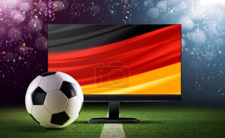 Foto de Pelota de fútbol y bandera alemana en la pantalla de TV: ver el campeonato de fútbol europeo en vivo - Imagen libre de derechos