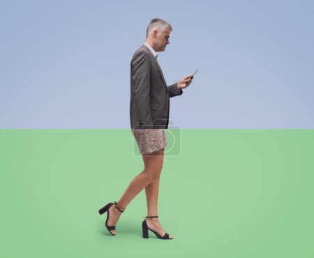 Téléchargez les photos : Portrait d'homme d'affaires d'entreprise recadré et assorti à des jambes féminines, il utilise un smartphone, collage créatif - en image libre de droit