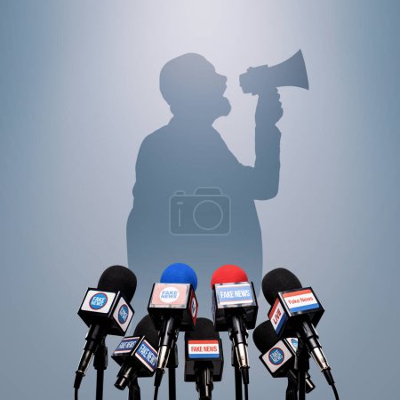 Téléchargez les photos : Microphones préparés pour la conférence de presse et silhouette d'un homme criant dans un mégaphone : fausses nouvelles, concept de désinformation et de propagande - en image libre de droit