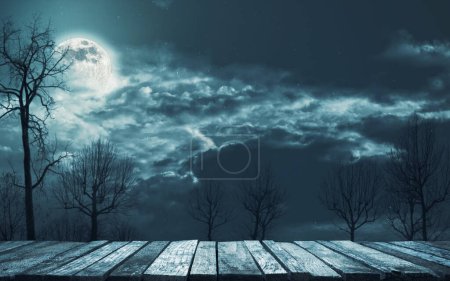 Téléchargez les photos : Vieille jetée en bois rugueuse au bord du lac et forêt fantôme brumeuse éclairée par la lune la nuit : fond d'horreur - en image libre de droit