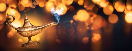 Téléchargez les photos : Lampe magique précieuse avec fumée et fond de bokeh doré, réalisation de voeux et concept de fantaisie - en image libre de droit