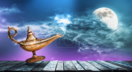 Foto de Lámpara mágica dorada y cielo nocturno con luna llena en el fondo - Imagen libre de derechos