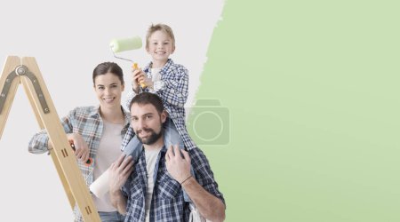 Téléchargez les photos : Famille heureuse avec enfant peignant leur nouvelle maison, rénovation et concept de rénovation de la maison - en image libre de droit