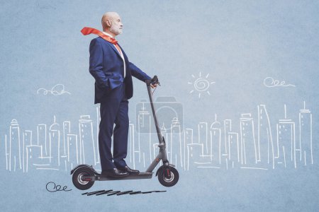 Téléchargez les photos : Homme d'affaires d'entreprise en scooter électrique respectueux de l'environnement et ville esquissée en arrière-plan, concept de mobilité intelligente - en image libre de droit