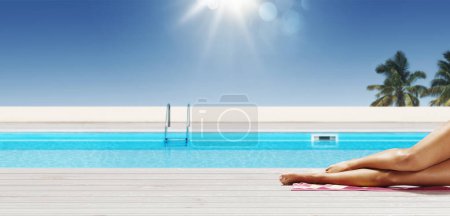 Téléchargez les photos : Jeune belle femme bronzant à la station tropicale, piscine en arrière-plan, concept de vacances d'été - en image libre de droit