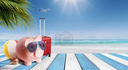 Téléchargez les photos : Joyeux tirelire avec des lunettes de soleil sur la plage : concept de vacances économique - en image libre de droit