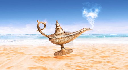 Téléchargez les photos : Lampe magique de Génie sur la plage de sable, fantaisie et contes de fées concept - en image libre de droit