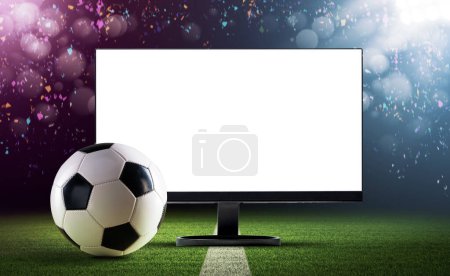 Foto de Fútbol pelota y TV con pantalla en blanco: ver deportes en vivo y campeonatos de fútbol - Imagen libre de derechos