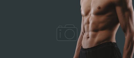 Foto de Hombre atlético sin camisa confiado mostrando su cuerpo muscular perfecto; entrenamiento y concepto de fitness - Imagen libre de derechos