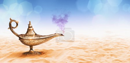 Téléchargez les photos : Lampe de Génie perdue sur le sable dans le désert, réalisation de voeux et concept de fantaisie - en image libre de droit