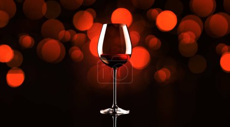 Téléchargez les photos : Verre à vin et lumières bokeh rouge, fond de dégustation et de célébration - en image libre de droit