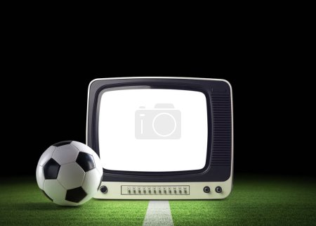 Téléchargez les photos : Télévision vintage et ballon de football sur le terrain du stade : football en direct et sports à la télévision - en image libre de droit