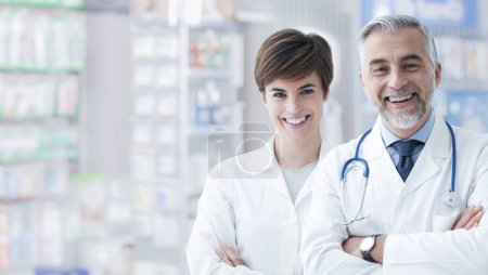 Foto de Retrato de profesionales médicos en la farmacia, que están sonriendo y mirando a la cámara - Imagen libre de derechos