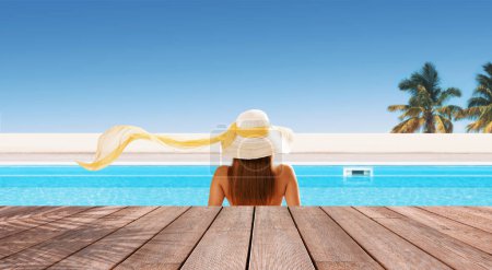 Téléchargez les photos : Jeune belle femme bronzant à la station tropicale, elle se relaxe à la piscine, concept de vacances d'été - en image libre de droit