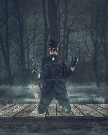 Foto de Monstruo malvado espeluznante con la cabeza del cráneo con un traje elegante, se arrodilla en una cubierta de madera, Halloween y el concepto de horror - Imagen libre de derechos