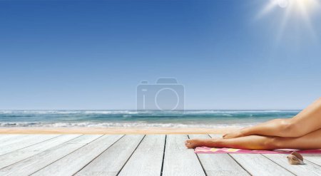 Téléchargez les photos : Jeune belle femme bronzer à la station tropicale et l'océan en arrière-plan, Voyage et vacances d'été concept - en image libre de droit