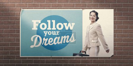 Foto de Cartel de anuncio vintage inspirador con empresaria de estilo retro segura: sigue tus sueños - Imagen libre de derechos