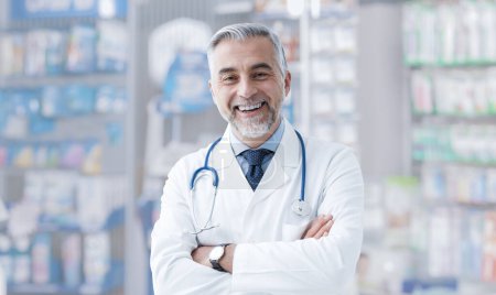 Téléchargez les photos : Pharmacien professionnel confiant souriant les bras croisés, intérieur boutique en arrière-plan - en image libre de droit