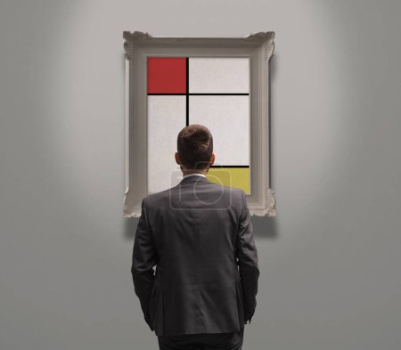 Téléchargez les photos : L'homme dans la galerie d'art regardant des peintures, concept abstrait d'art contemporain - en image libre de droit