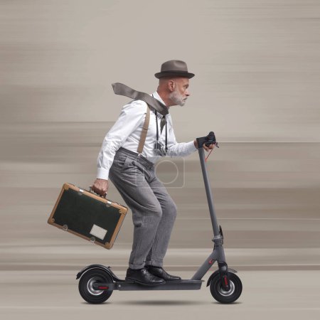 Téléchargez les photos : Voyageur de style vintage tenant une valise et chevauchant un scooter électrique - en image libre de droit