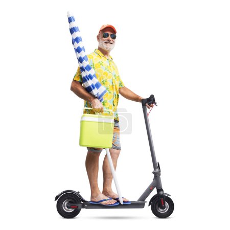 Foto de Divertido turista senior que va a la playa en su scooter eléctrico, sostiene un paraguas de playa, aislado sobre fondo blanco - Imagen libre de derechos