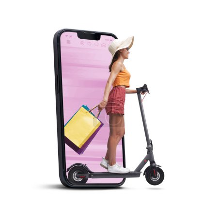 Téléchargez les photos : Femme tenant de nombreux sacs à provisions et conduisant un scooter électrique, elle sort d'un écran de smartphone, concept de shopping et de vente en ligne, fond blanc - en image libre de droit