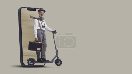 Foto de Estilo vintage turista y fotógrafo montando un scooter eléctrico y saliendo de una pantalla de teléfono inteligente, espacio de copia en blanco - Imagen libre de derechos