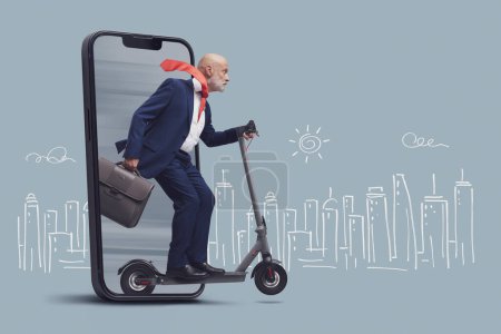 Téléchargez les photos : Homme d'affaires d'entreprise en scooter électrique et sortant d'un écran de smartphone, ville esquissée en arrière-plan - en image libre de droit