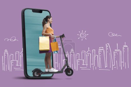 Téléchargez les photos : Femme heureuse tenant des sacs à provisions et conduisant un scooter, elle sort d'un écran de smartphone, d'achats en ligne et d'un concept de vente - en image libre de droit