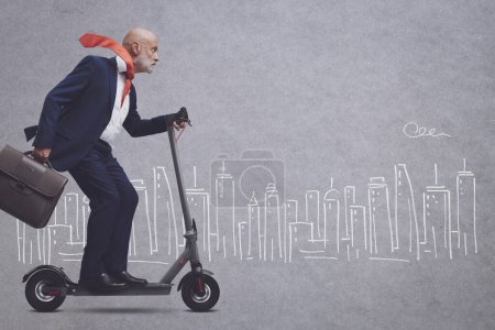 Téléchargez les photos : Homme d'affaires d'entreprise en scooter électrique respectueux de l'environnement et ville esquissée en arrière-plan, concept de mobilité intelligente - en image libre de droit
