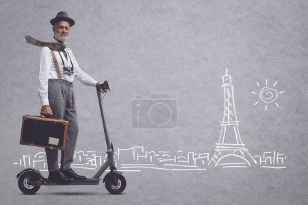 Téléchargez les photos : Voyageur de style vintage en scooter électrique, Paris panorama destination de voyage croquis en arrière-plan - en image libre de droit