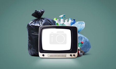 Téléchargez les photos : Ordures assorties et vieux téléviseur avec écran blanc - en image libre de droit