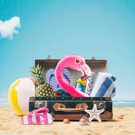 Téléchargez les photos : Valise vintage avec accessoires d'été colorés à la plage tropicale, concept de vacances d'été, espace de copie - en image libre de droit