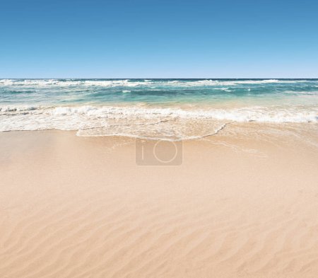 Téléchargez les photos : Plage de sable exotique et vagues océaniques, vacances d'été et arrière-plan de voyage - en image libre de droit
