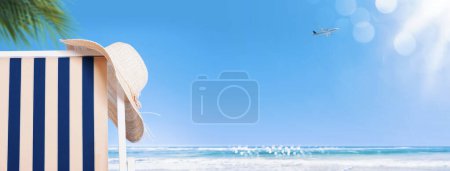 Foto de Tumbona cerca de la playa y el cielo azul: vacaciones de verano en la playa, pancarta con espacio para copiar - Imagen libre de derechos