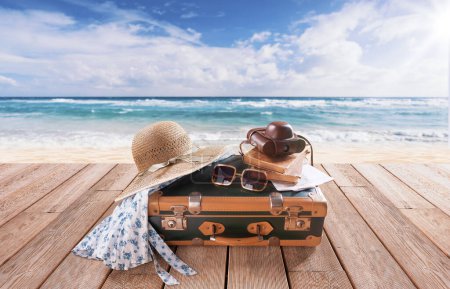 Foto de Maleta de estilo vintage y accesorios en la playa: concepto de viajes y vacaciones de verano - Imagen libre de derechos