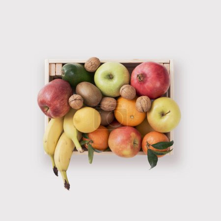 Foto de Frutas frescas y sabrosas en una vista superior de la caja, concepto de comida saludable - Imagen libre de derechos