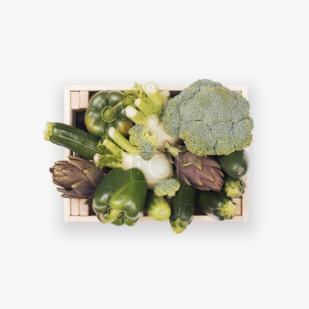Foto de Verduras verdes sabrosas frescas en cajas de madera aisladas, concepto de alimentación saludable - Imagen libre de derechos
