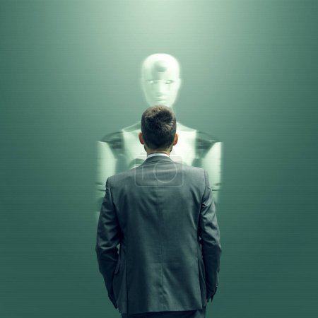 Téléchargez les photos : Homme d'affaires regardant un robot humanoïde IA sur un écran, Intelligence artificielle et concept de science-fiction - en image libre de droit