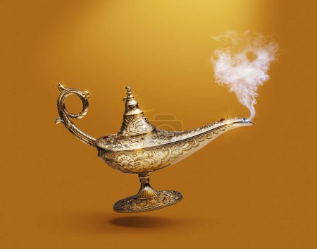 Preciosa lámpara mágica dorada sobre fondo dorado, cuentos de hadas y concepto de cumplimiento de deseos