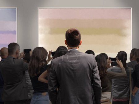 Téléchargez les photos : Les gens dans la galerie d'art regardant des peintures, concept abstrait d'art contemporain - en image libre de droit