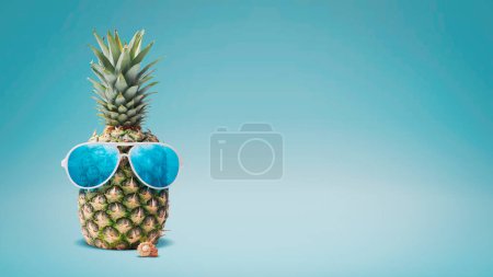 Téléchargez les photos : Ananas drôle portant des lunettes de soleil, concept été et vacances - en image libre de droit
