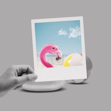 Téléchargez les photos : Main tenant une photo instantanée vintage avec le concept gonflable de flamant rose, d'été et de vacances - en image libre de droit