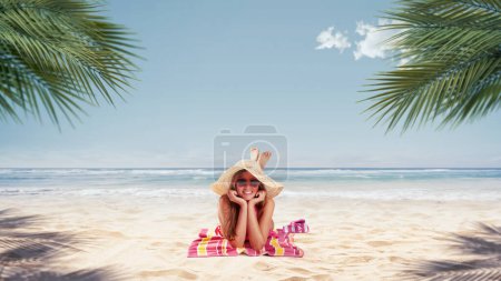 Foto de Mujer feliz tomando el sol en la playa tropical y sonriendo, concepto de vacaciones de verano - Imagen libre de derechos