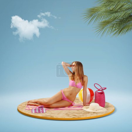 Foto de Joven hermosa mujer con bikini y tumbado en la playa, ella está tomando el sol y relajante, vacaciones de verano en el concepto de playa, espacio para copiar - Imagen libre de derechos