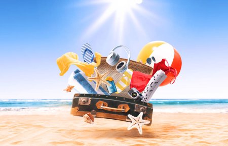 Foto de Maleta abierta con accesorios y playa en el fondo: vacaciones de verano y concepto de viaje - Imagen libre de derechos