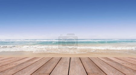 Téléchargez les photos : Vue dégagée sur la plage d'été avec des vagues océaniques et une terrasse en bois au premier plan, arrière-plan des vacances d'été - en image libre de droit