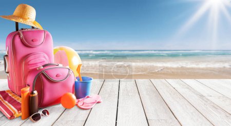 Téléchargez les photos : Bagages et accessoires à la plage sur le pont : concept de vacances d'été, espace de copie - en image libre de droit