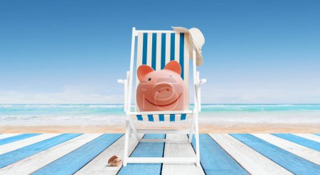 Foto de Alegre alcancía tomar el sol en una tumbona en la playa, asequible barato concepto de vacaciones - Imagen libre de derechos
